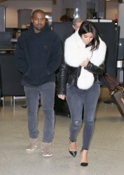Kanye West - Kim Kardashian и Kanye West - Arriving at JFK airport in New York, 7 января 2015 (63xHQ) 0oAB3wxH