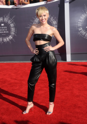 Miley Cyrus - 2014 MTV Video Music Awards in Los Angeles, August 24, 2014 - 350xHQ 12TPrdcI