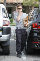 Sam Worthington - Sam Worthington - looks a bit exhausted as he shops for groceries at his local Pavilions in Malibu - April 24, 2015 - 11xHQ 1DLt6Jy4