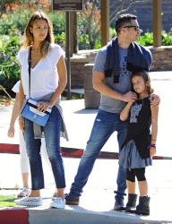 Jessica Alba - Jessica and her family spent a day in Coldwater Park in Los Angeles (2015.02.08.) (196xHQ) 1QeTphbx