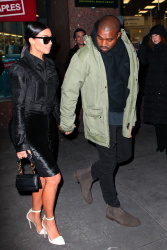 Kim Kardashian and Kanye West - Out and about in New York City, 8 января 2015 (54xHQ) 1ZHuBhm8