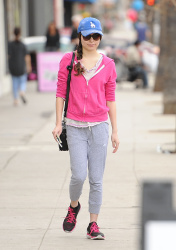 Miranda Cosgrove - Out and about in LA, 22 января 2015 (25xHQ) 2Jw3k1bv