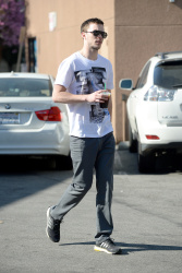 Nicholas Hoult - stopped for a quick coffee break in LA - March 17, 2015 - 9xHQ 2ZgGJLBE