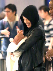 Rosamund Pike - carries her newborn son in Los Angeles - February 6, 2015 (31xHQ) 2uWDoUtA
