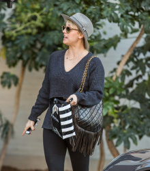 Kaley Cuoco - Out and about LA, 3 января 2015 (17xHQ) 3JjEnP0G