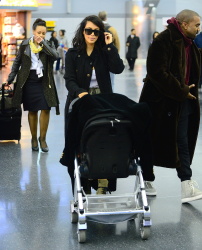 Kim Kardashian - At JFK Airport in New York City with Kanye West (2015. 02. 09) (44xHQ) 3TXdFKuF