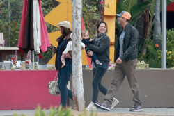 Jennifer Love Hewitt - Out for lunch in West Hollywood, 13 января 2015 (20xHQ) 3kUgePVI