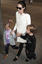 Angelina Jolie - LAX Airport - February 11, 2015 (185xHQ) 3ryV5cpo