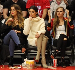 Cara Delavingne, Kendall Jenner and Khloe Kardashian - At the Basketball game, 7 января 2015 (23xHQ) 48oObQo2