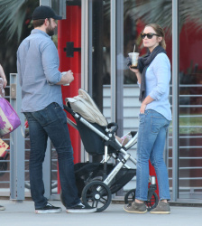 Emily Blunt - and husband John Krasinski take their daughter Hazel out for lunch and a stroll in Los Angeles, California with her baby girl Hazel on January 24, 2015 - 22xHQ 4E9KgkQ2