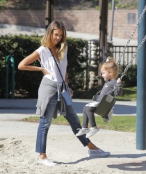 Jessica Alba - Jessica and her family spent a day in Coldwater Park in Los Angeles (2015.02.08.) (196xHQ) 4IkqsmBn
