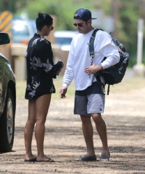 Zac Efron - Zac Efron & Sami Miró - going for a stroll to the beach in Oahu, Hawaii, 2015.05.30 - 16xHQ 4PIYPLhJ