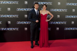 Theo James - Shailene Woodley, Theo James - на премьере фильма 'Divergent' at Callao Cinema, Мадрид, 3 апреля 2014 (302xHQ) 5Hcp4mU0