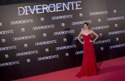 Shailene Woodley, Theo James - на премьере фильма 'Divergent' at Callao Cinema, Мадрид, 3 апреля 2014 (302xHQ) 5R7RH4gH