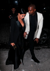 Kim Kardashian and Kanye West - In New York, 8 января 2015 (42xHQ) 6mALH0PA