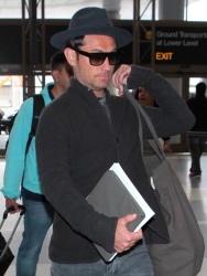 Jude Law - Arriving at LAX - April 24, 2015 - 23xHQ 6yYF4LNQ