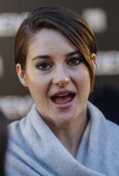 Theo James - Shailene Woodley, Theo James - на премьере фильма 'Divergent' at Callao Cinema, Мадрид, 3 апреля 2014 (302xHQ) 7a6OVvn5