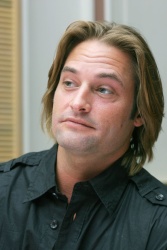 Josh Holloway - Lost press conference portraits by Piyal Hosain, October 22, 2006 - 8xHQ 7yzx22LE