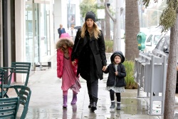 Jessica Alba - Shopping with her daughters in Los Angeles, 10 января 2015 (89xHQ) 8l4VUlq7
