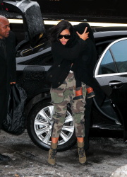 Kim Kardashian - At JFK Airport in New York City with Kanye West (2015. 02. 09) (44xHQ) 9hjN2HsE