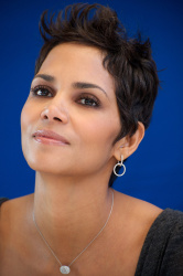 Halle Berry - Frankie & Alice press conference portraits by Vera Anderson, Hollywood, November 30, 2010) - 13xHQ 9ht9IqTm