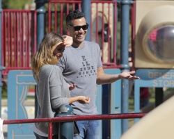 Jessica Alba - Jessica and her family spent a day in Coldwater Park in Los Angeles (2015.02.08.) (196xHQ) 9tWRuOpI