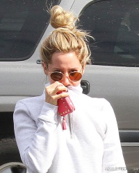 Ashley Tisdale - Stopping by a nail salon in Los Angeles - February 22, 2015 (14xHQ) AbDngHIZ