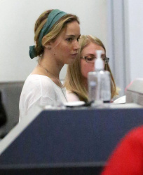 Jennifer Lawrence - arriving at LAX airport in Los Angeles, 5 января 2015 (13xHQ) BYicLps6