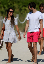 Jamie Dornan - At the beach with his girlfriend, Amelia Warner in Miami - January 17, 2013 - 25xHQ BmPwEIJu