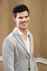 Taylor Lautner - Taylor Lautner - The Twilight Saga New Moon press conference portraits by Vera Anderson (Los Angeles, November 6, 2009) - 11xHQ C52ZtG4t