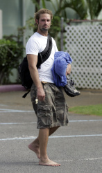 Josh Holloway - Josh Holloway - Candids coming from gym (2005.12.11) - 6xHQ DTtB2GZV