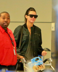 Kendall Jenner - Arriving at LAX airport, 2 января 2015 (55xHQ) DbgEQTXs