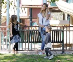 Jessica Alba - Jessica and her family spent a day in Coldwater Park in Los Angeles (2015.02.08.) (196xHQ) DkGpr6Dj