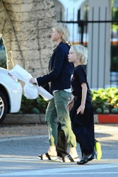 Naomi Watts - Taking her son to Karate class in LA - February 25, 2015 (20xHQ) Dq0bc2Vv
