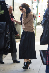 Victoria Beckham - Out and about in NYC - February 16, 2015 (13xHQ) E843HWEc