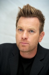 Ewan McGregor - 'The Impossible' Press Conference Portraits by Vera Anderson - September 8, 2012 - 6xHQ EYF2CdU2