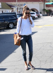 Alessandra Ambrosio - Out and about in Brentwood, 27 января 2015 (33xHQ) EZ78ex8b