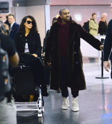 Kim Kardashian - At JFK Airport in New York City with Kanye West (2015. 02. 09) (44xHQ) F9SMcmQL
