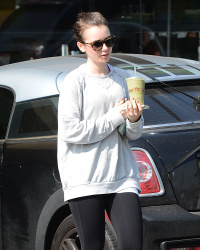 Lily Collins - Grabs a Health Drink in West Hollywood (2015.02.16.) (11xHQ) G11sHUYU