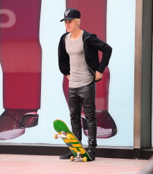 Justin Bieber - Skating in New York City (2014.12.28) - 41xHQ GiEIyC07