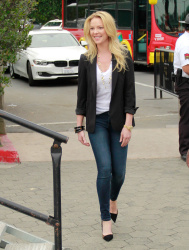 Katherine Heigl - on the set of Extra in LA, 28 января 2015 (44xHQ) GoFFVoF2