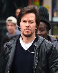 Mark Wahlberg - Mark Wahlberg - talking on his phone seen walking around New York City (December 14, 2014) - 19xHQ H0ouXQ6X