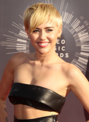 Miley Cyrus - 2014 MTV Video Music Awards in Los Angeles, August 24, 2014 - 350xHQ HdrYBVjC