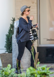 Kaley Cuoco - Out and about LA, 3 января 2015 (17xHQ) HfEtWXIB