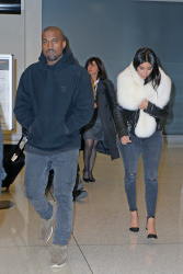Kanye West - Kim Kardashian и Kanye West - Arriving at JFK airport in New York, 7 января 2015 (63xHQ) HlndGjuE
