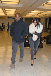 Kim Kardashian и Kanye West - Arriving at JFK airport in New York, 7 января 2015 (63xHQ) JODDgBaA