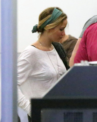 Jennifer Lawrence - arriving at LAX airport in Los Angeles, 5 января 2015 (13xHQ) JUVsrX2j