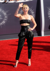 Miley Cyrus - 2014 MTV Video Music Awards in Los Angeles, August 24, 2014 - 350xHQ KHe28z7l