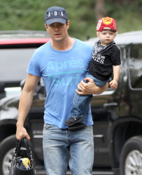 Josh Duhamel - Out for breakfast with his son in Brentwood - April 24, 2015 - 34xHQ KRmsYXR7