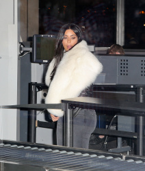 Kanye West - Kim Kardashian & Kanye West - At LAX Airport in Los Angeles, 7 января 2015 (68xHQ) KuVTJ9Wy